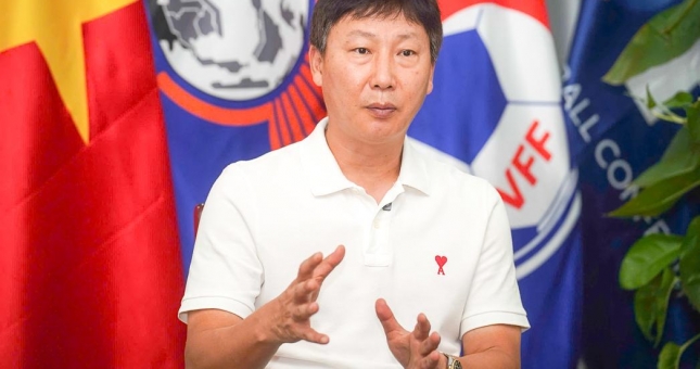 HLV Kim Sang Sik: 'Tôi mong cầu thủ được chú ý nhiều hơn tôi'