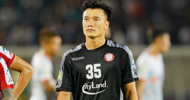 BẤT NGỜ: Thủ môn Bùi Tiến Dũng kiến tạo cho Lee Nguyễn nổ súng