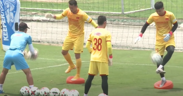 Thủ môn ĐTVN 'cười ra nước mắt' với bài tập dị của HLV Park