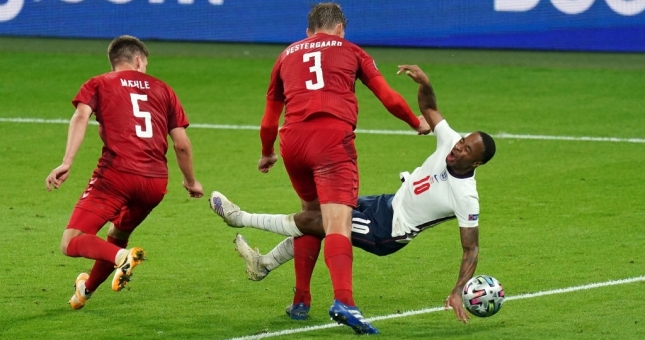 VIDEO: Sterling ngã cực khéo kiếm phạt đền, đưa ĐT Anh vào chung kết Euro