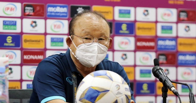 VIDEO: HLV Park buồn bã, nhận trách nhiệm về sai lầm ở trận thua Trung Quốc