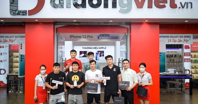 Nhâm Mạnh Dũng, Phan Tấn Tài, Nguyễn Thanh Bình,... cùng đồng đội sở hữu iPhone 13 Pro Max tại Di Động Việt