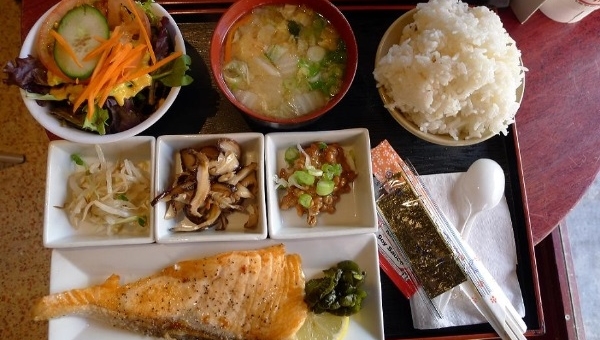 Ăn cơm nguội giảm cân được không? Có rủi ro nào không?