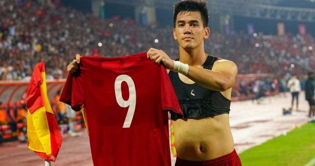 Tiến Linh 'lộ áo ngực' khi ăn mừng bàn thắng trước Malaysia