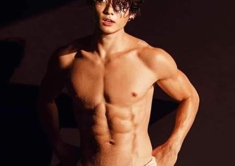 Jungkook BTS khoe cơ bụng 6 múi và chia sẻ cách tập luyện