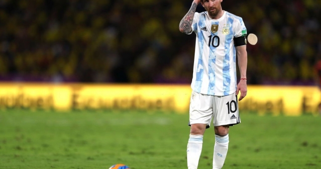 Argentina bị Ecuador cầm chân trong trận đấu gây tranh cãi