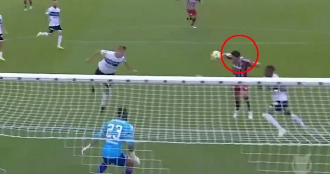 VIDEO: Phi thân ghi bàn, đồng đội cũ của Neymar bay luôn...'hàng tiền đạo'