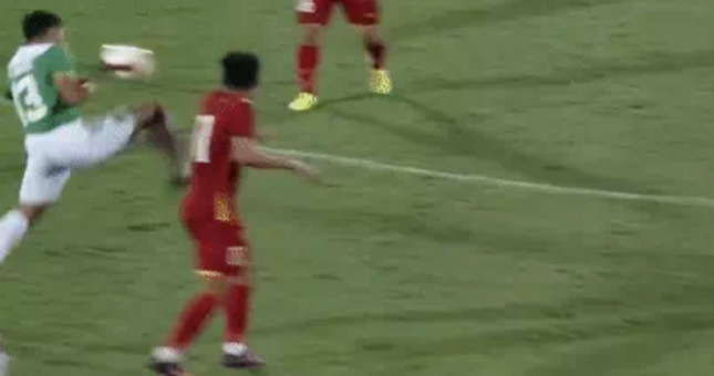 VIDEO: Cầu thủ Indonesia chơi xấu, xông phi thẳng vào người tiền đạo U23 Việt Nam