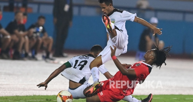 VIDEO: Ronaldo Indonesia 1 chiêu đốn ngã 2 cầu thủ U23 Timor Leste