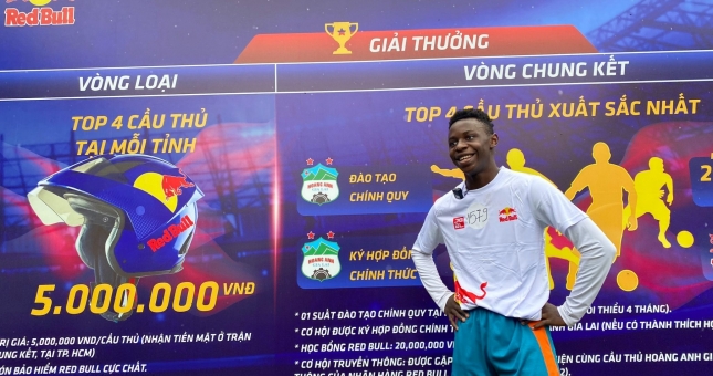 Bất ngờ: Tài năng trẻ châu Phi đến dự thi vào học viện bóng đá HAGL