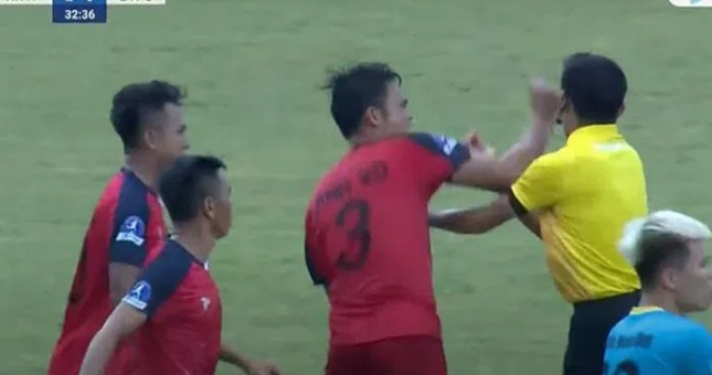 VFF chính thức lên tiếng về sự việc cầu thủ Bình Thuận đuổi đánh trọng tài