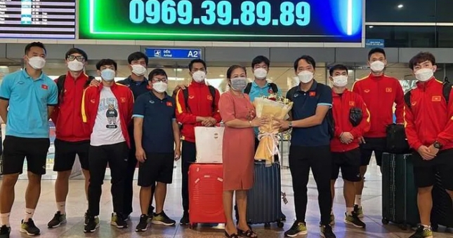 10 cầu thủ U23 Việt Nam được NHM chào đón nồng nhiệt khi trở về TP HCM