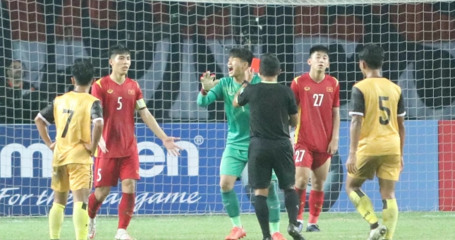 VIDEO: Tình huống thủ môn U19 Việt Nam nhận thẻ đỏ trong trận gặp Brunei