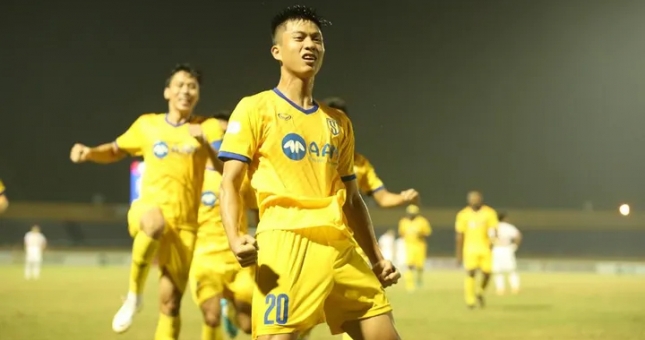 Phan Văn Đức lập siêu phẩm, SLNA 'hủy diệt' Hải Phòng để dẫn đầu BXH