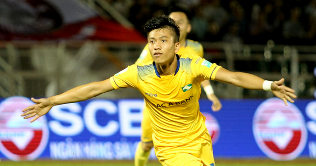 VIDEO: Phan Văn Đức 'hóa' CR7, lập siêu phẩm ngả bàn đèn không tưởng