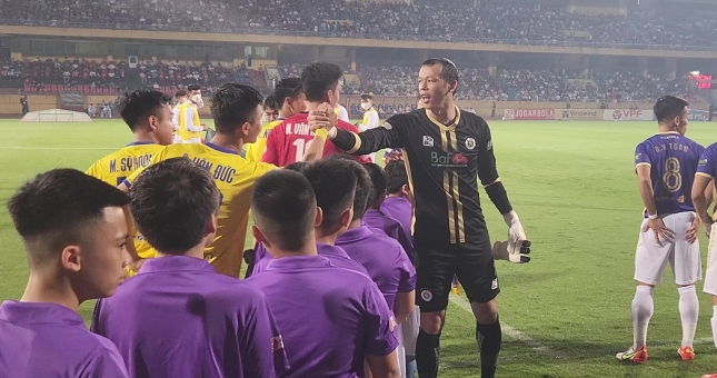 VIDEO: Tấn Trường chào hỏi Phan Văn Đức, Văn Hoàng tươi rói cùng Duy Mạnh