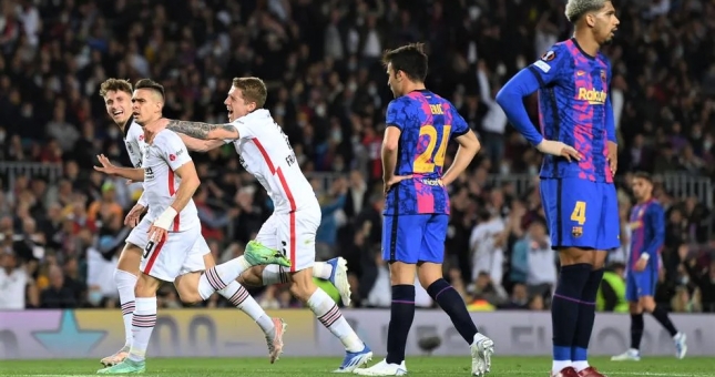 Barca bị Frankfurt loại khỏi Europa League ngay trên sân nhà