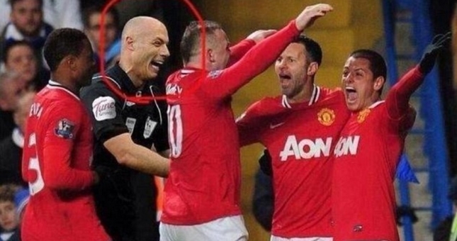 Trọng tài chuyên 'thiên vị' trở lại, Man Utd mừng thầm