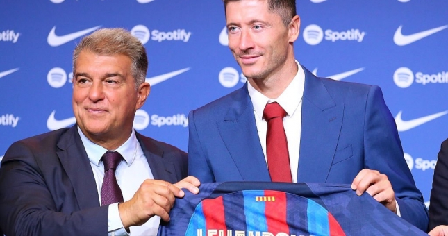 Barcelona ưu ái trao 'số áo chủ tịch' cho Lewandowski