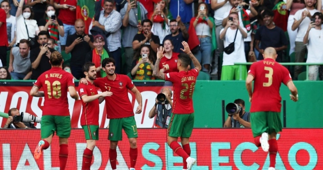 Ronaldo 'tàng hình', Bồ Đào Nha vẫn lên đỉnh nhờ sao Man City