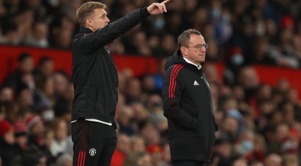 Ban huấn luyện MU lục đục, Rangnick bất đồng với Fletcher