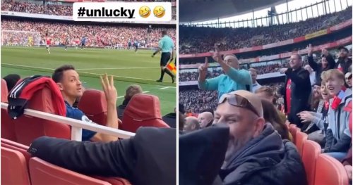 Cay cú vì thua trận, sao MU khẩu chiến với fan Arsenal trên khán đài