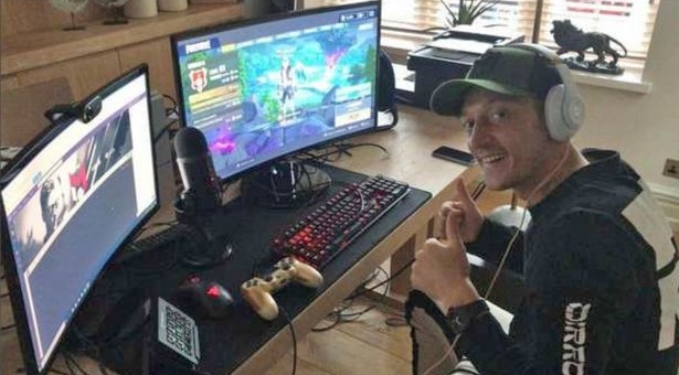 Ozil tính làm game thủ chuyên nghiệp sau khi giải nghệ