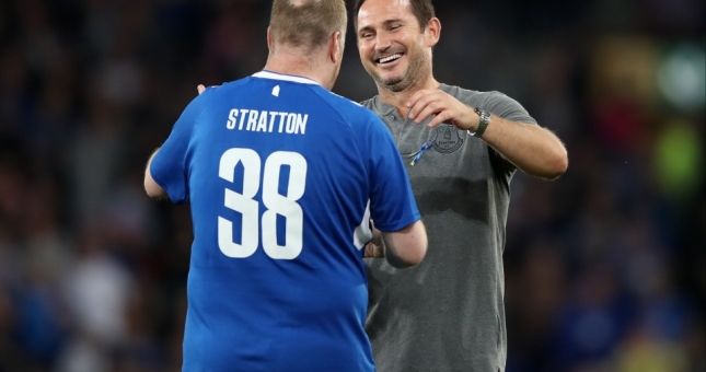 CĐV đặc biệt được Lampard tung vào sân để đá penalty