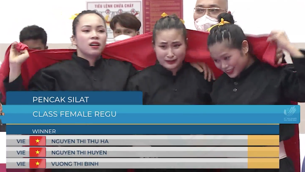 VIDEO: Ba cô gái bật khóc khi giành HCV cho đoàn TTVN