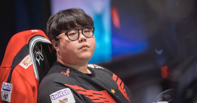 LMHT: Wolf chửi thẳng mặt ban huấn luyện của T1 vì ép tuyển thủ chơi quá bị động