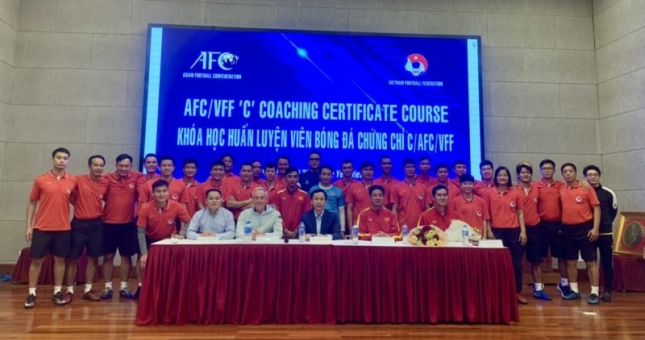 Bế giảng khóa đào tạo HLV bóng đá chứng chỉ ‘C’ AFC/VFF-2022