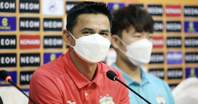 HLV Kiatisak tự tin có điểm trước Á quân J-League tại ACL