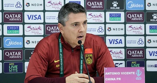 Bất lợi trước Việt Nam ở bán kết, HLV U23 Trung Quốc bất ngờ phàn nàn lên AFC