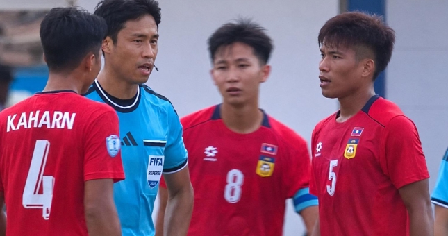 Cầu thủ Lào đi vào lịch sử AFF Cup theo cách không ai mong muốn