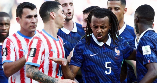 FIFA phạt nặng tuyển Pháp sau trận thắng Paraguay