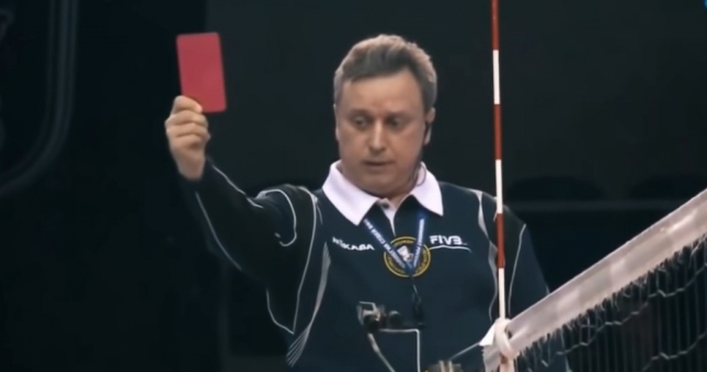 Điều gì sẽ xảy ra khi VĐV bị thẻ vàng hoặc thẻ đỏ trong bóng chuyền?