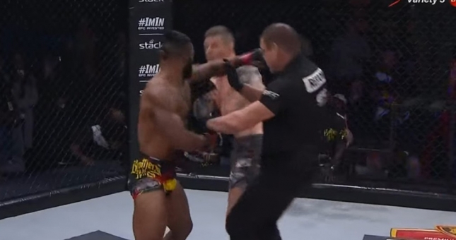 Sự cố hy hữu tại làng MMA: Trọng tài bị hạ knock-out ngay cuối hiệp 1