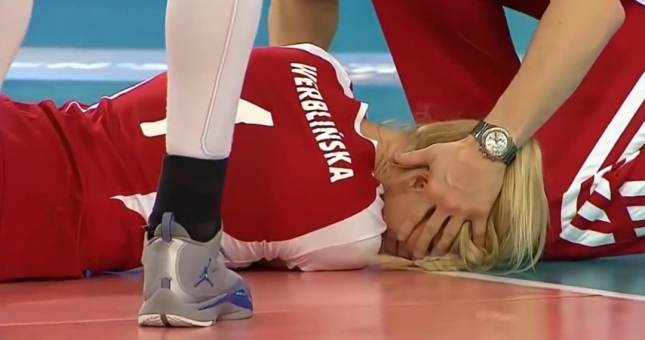 Bị knock-out khi chơi bóng chuyền, chuyện 'vô lí' gì đang diễn ra?