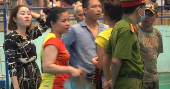 CĐV 'vì quá khích' mà tràn vào sân đấu, hậu quả là BLĐ đội bóng phải chịu