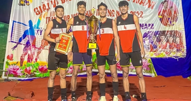 Khuynh đảo hội làng: Dàn hot boy bóng chuyền liên tục 'ôm cúp'