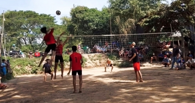 Đại náo làng bóng chuyền độ: Chủ công 2k3 gây sốt với tầm cắt 3m35