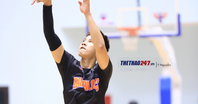 Nhìn lại chiến thắng 'sân nhà đầu tiên' của VBA 2022, cầu thủ 1998 ghi dấu ấn