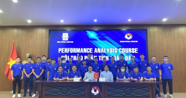LĐBĐ Hàn Quốc truyền kinh nghiệm cho HLV Việt Nam