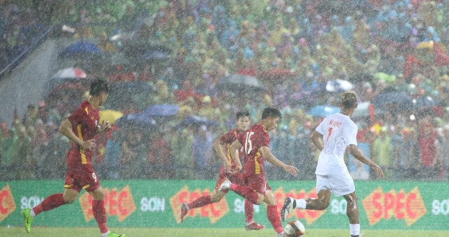 BTC dọa bắn hạ 'khách không mời mà đến' ở trận thắng của U23 Việt Nam