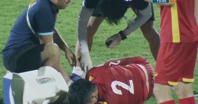 Hủy kế hoạch ra nước ngoài, trụ cột U23 Việt Nam lên bàn mổ