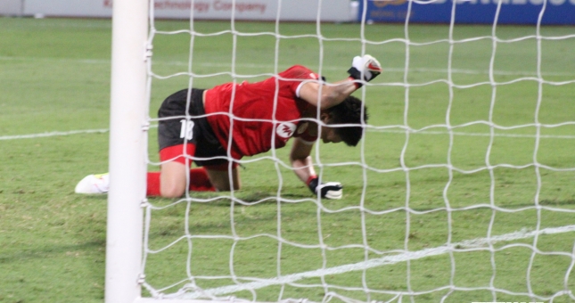 Thủ môn ĐTVN bất lực nhìn đại kình địch bay cao trên BXH