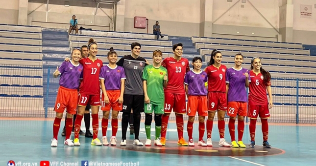 ĐT nữ Futsal Việt Nam thua 3 bàn trong 7 phút trước SEA Games 31