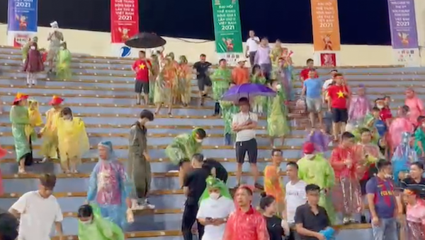 VIDEO: CĐV nán lại dọn rác trên sân Việt Trì sau trận thắng của U23 Việt Nam