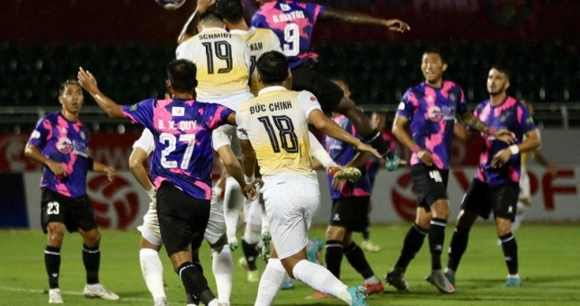 VIDEO: Cầu thủ Việt Nam hóa Maradona ghi bàn 'bằng tay' tại V-League