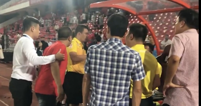 CĐV 'phun mưa' vào trọng tài, CLB Hải Phòng sắp nhận án phạt nặng?